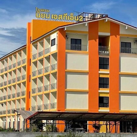 โรงแรมนิยม เอสทีเอ็น 2 - Niyom Stn 2 Hotel Ban Phue Екстер'єр фото